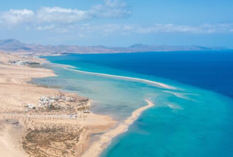 La única playa del mundo con dos orillas está en España y presume de aguas cristalinas