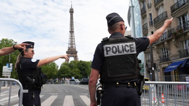 La Policía francesa abate a un hombre armado con dos cuchillos a las afueras de París