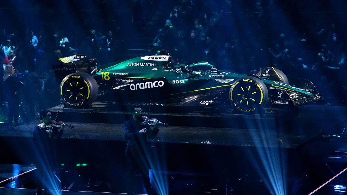 Un Ferrari novedoso, un Sainz ilusionado y Alonso con «el coche más bonito de la noche»