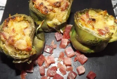 Las alcachofas con  jamón y queso de Dani García listas en diez minutos en el microondas