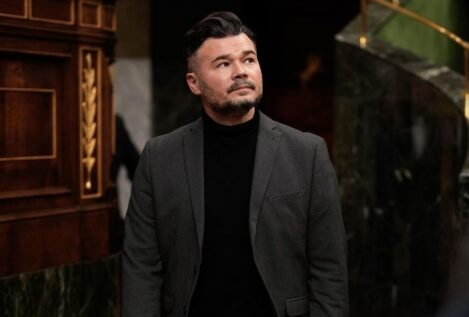 Rufián pide al PSOE que «deje de cagarla» tras anunciar que el salario mínimo pagará IRPF
