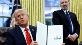 Trump firma la orden que impone aranceles del 25% a las importaciones de acero y aluminio