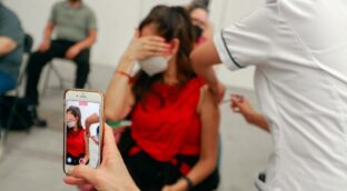 Pfizer sigue sin poder confirmar los efectos de su vacuna de la covid en embarazadas