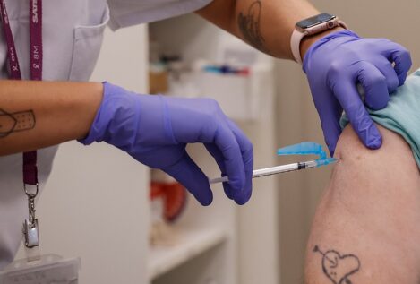 Los sanitarios de Cataluña, los que menos se vacunan de la gripe: apenas el 25% lo hace