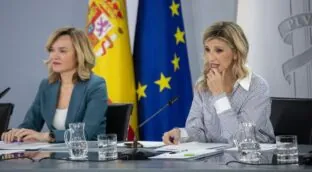 Pilar Alegría contradice en público a Yolanda Díaz al hablar del IRPF y del salario mínimo: «No es así»