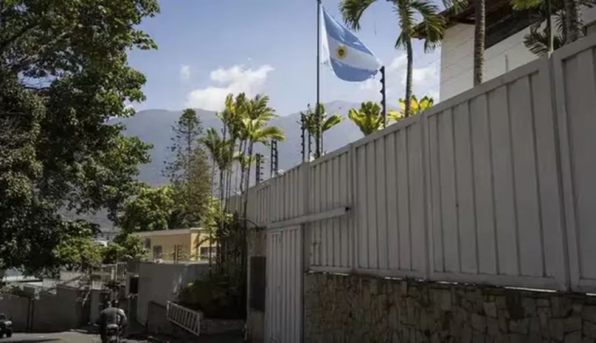 Piden a Albares que auxilie a los opositores venezolanos en la Embajada de Argentina