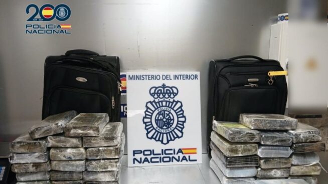Detenido un viajero por llevar 40 kilogramos de cocaína en el interior de dos maletas en Barajas
