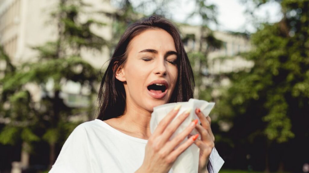 Una mujer con alergia