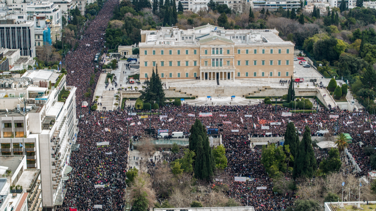 Multitudinarias protestas en Grecia en el aniversario de un accidente ferroviario