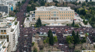 Multitudinarias protestas en Grecia en el aniversario de un accidente ferroviario