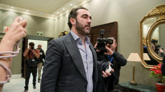 El juez cita a Aldama el 23 de abril para responder a la demanda del PSOE por injurias