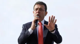 La Justicia turca envía a prisión preventiva al alcalde de Estambul, principal rival de Erdogan