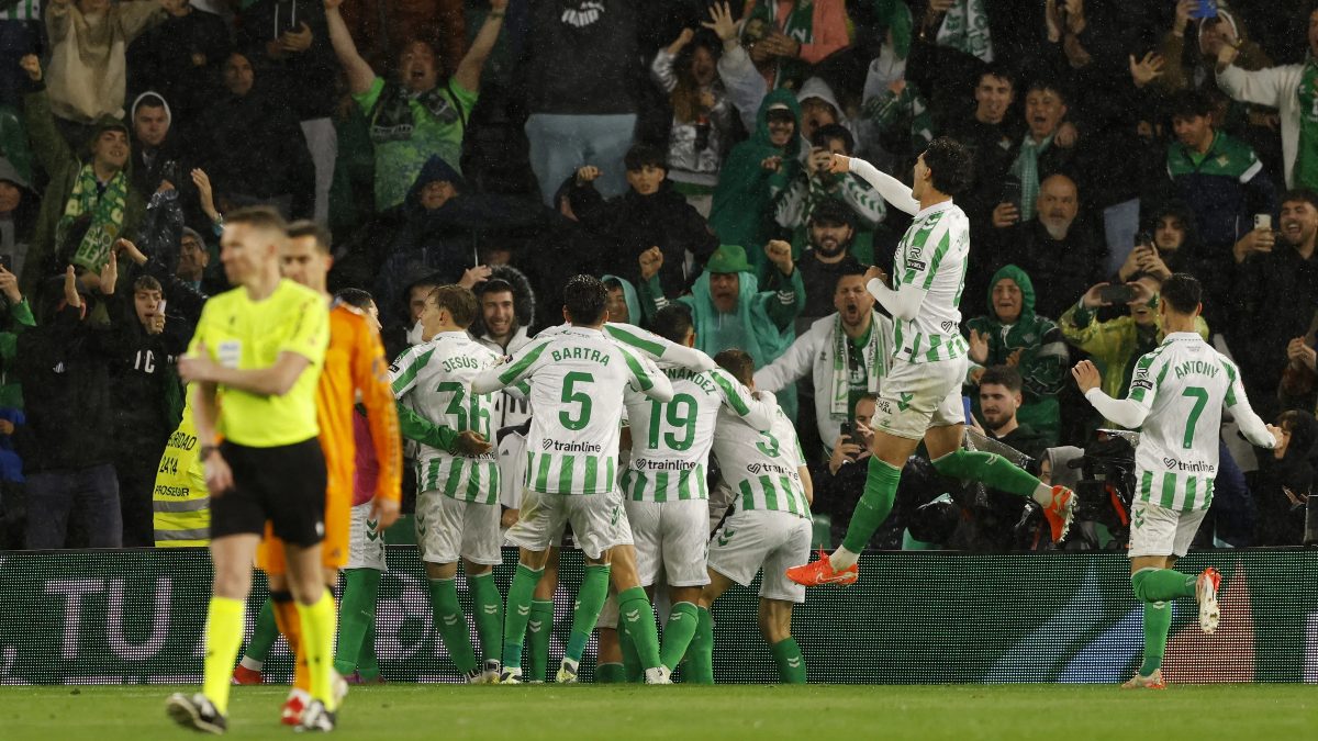 Un Betis liderado por la dupla Isco-Antony deja el liderato del Real Madrid en manos del Barça