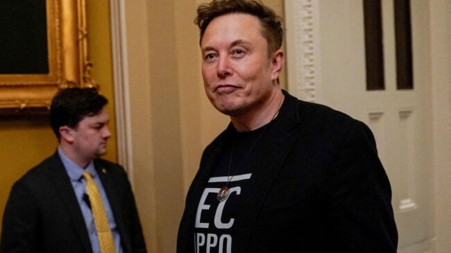 Elon Musk llama «imbécil» a Peter Navarro, asesor de Comercio de Trump
