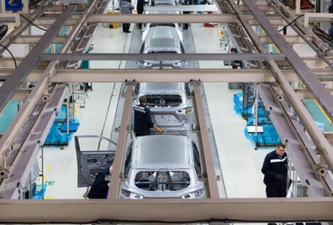 Bruselas amplía tres años el plazo de reducción de emisiones a la industria automovilística