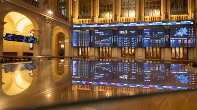 El Ibex 35 retrocede y toca mínimos desde febrero tras la guerra arancelaria de EEUU