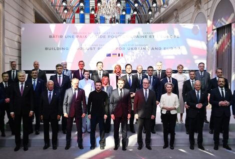 Sánchez defiende en París mantener la presión sobre Rusia para consolidar el alto el fuego
