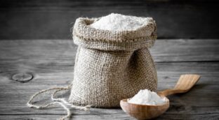 Exceso de sal y sodio: cómo afecta a los riñones y al organismo