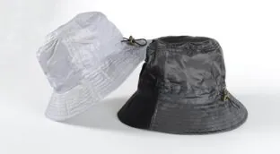 Adiós paraguas, hola libertad: descubre los mejores gorros de lluvia