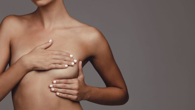 Lidia, dermatóloga: «La verdadera relación de las manchas en los senos y el cáncer»