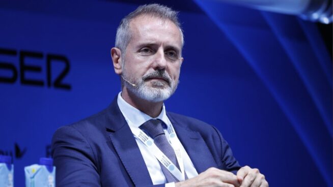 Telefónica eleva sus objetivos de ingresos y reduce su dividendo a la mitad en 2026