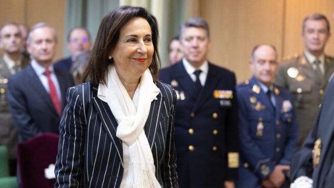 Robles centraliza la atención sanitaria a los militares heridos mientras exhibe perfil bajo