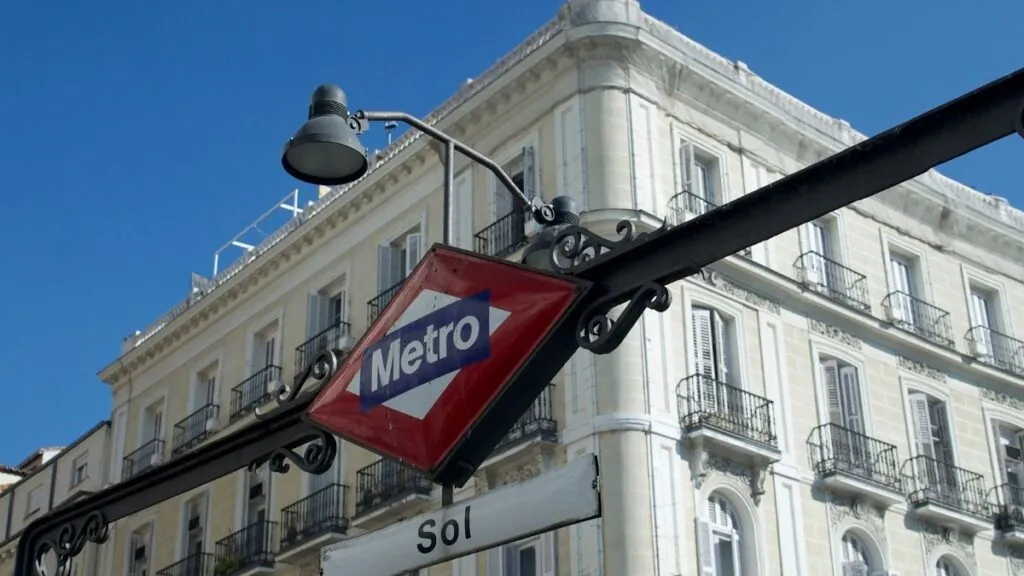 Metro de Madrid: (Canva)