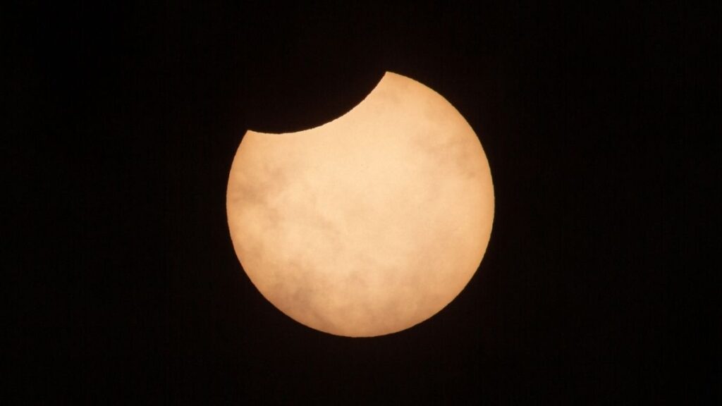 Eclipse solar parcial: (Canva)