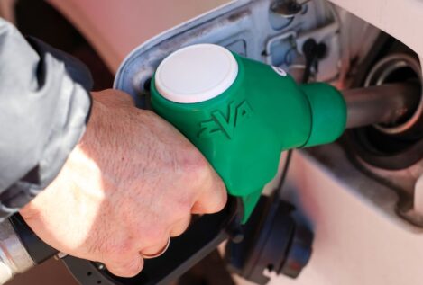El precio de los carburantes prosigue su tendencia bajista y cae a niveles de enero