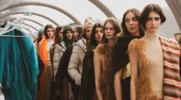 Las seis tendencias clave del invierno 2026 reveladas en el primer desfile en la nieve