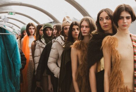 Las seis tendencias clave del invierno 2026 reveladas en el primer desfile en la nieve
