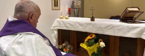 Primera imagen del papa Francisco desde que ingresó en el hospital