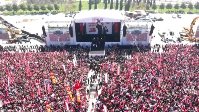 Cientos de miles de personas vuelven a desafiar a Erdogan en una protesta masiva en Estambul