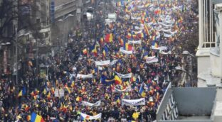 Cientos de miles de opositores piden en Rumanía la dimisión del primer ministro