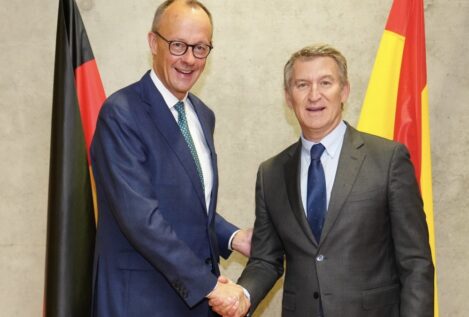 Feijóo se reúne en Bruselas con Friedrich Merz en el marco de la cumbre del PPE sobre Ucrania