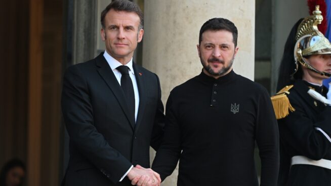 Francia anuncia ayudas de 2.000 millones de euros para Ucrania durante la visita de Zelenski