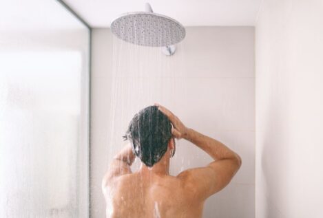 ¿Es mejor ducharse por la mañana o por la noche? Una microbióloga da la respuesta