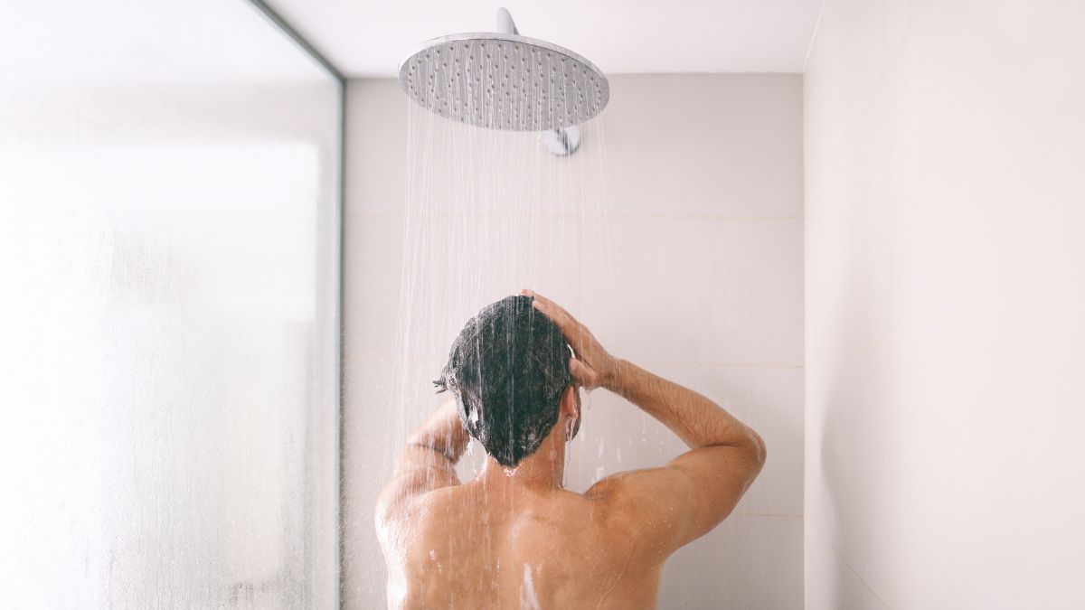 Cantar en la ducha: el hábito diario que libera endorfinas y refuerza tu sistema inmune