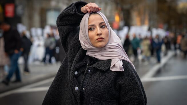 Se infiltran con 'hiyabs' en el 8-M para denunciar que «el feminismo es cómplice del islamismo»