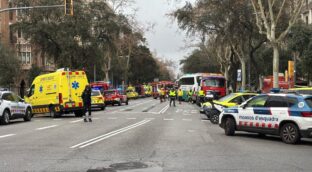 El accidente entre dos autobuses en Barcelona deja 51 heridos, cuatro de ellos críticos