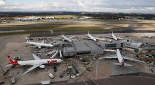 El aeropuerto londinense de Heathrow reanuda sus vuelos tras el cierre por un corte eléctrico