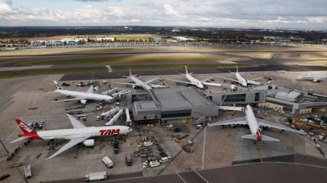 El aeropuerto londinense de Heathrow reanuda sus vuelos tras el cierre por un corte eléctrico