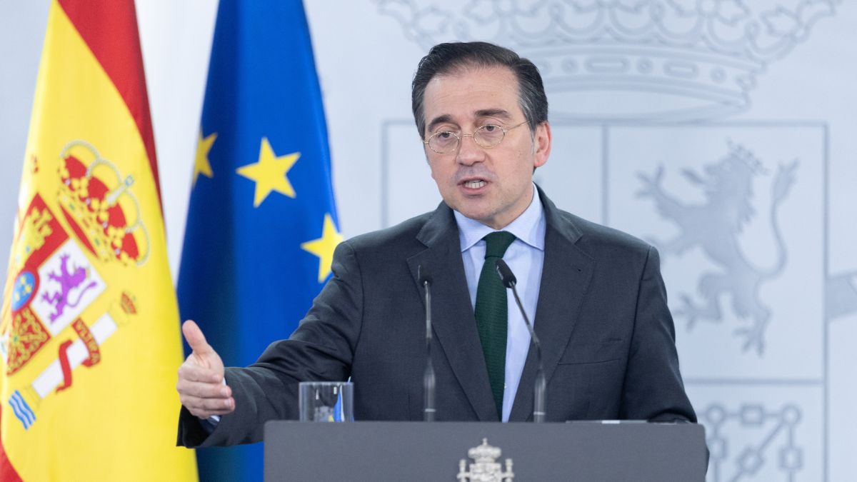 Albares pide «diálogo» y «no precipitarse» tras el veto de Trump a Repsol en Venezuela