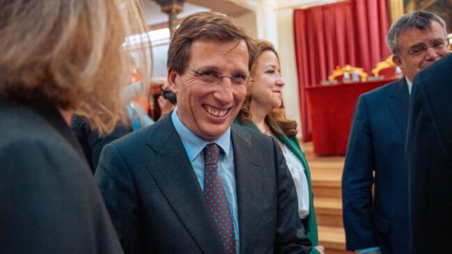 Almeida acusa a Maroto de «incompetencia, ridículo, corrupción e indecencia»