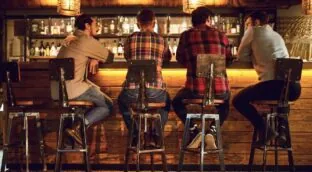 Beber alcohol provoca cáncer, y un consumo moderado tampoco es saludable