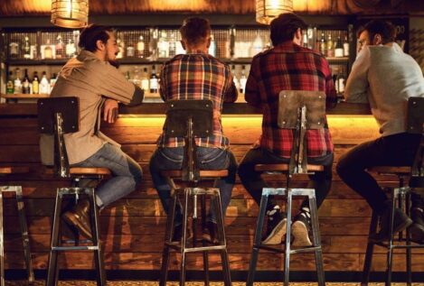 Beber alcohol provoca cáncer, y un consumo moderado tampoco es saludable