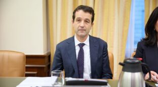 Indra estudia comprar la empresa Escribano, su segundo accionista