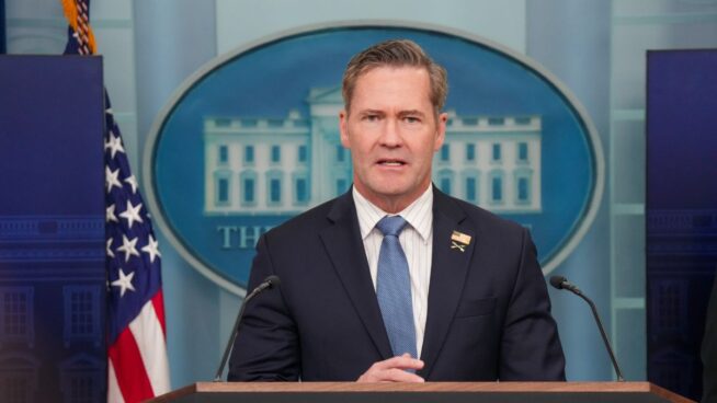Un asesor de Trump asume «plena responsabilidad» de la filtración de planes militar