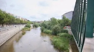 Alerta en Madrid por la crecida del Manzanares: cortes en la M-30 y M-40 y riesgo en la A6