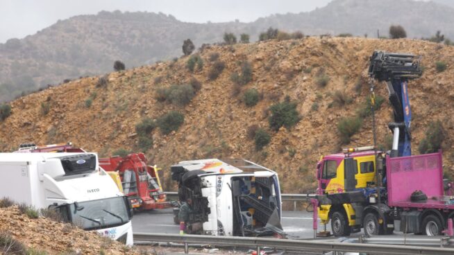 Veinte personas heridas, cinco de ellas graves, al volcar un autobús del Imserso en Murcia